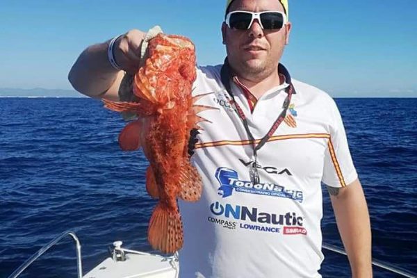 Pesca deportiva con embarcación fondeada