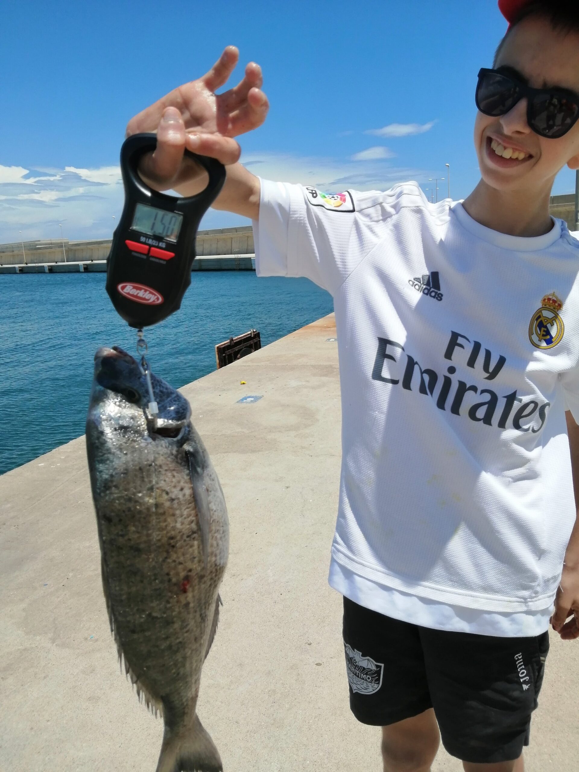 Hugo sacando picudo de 1,5 kg en La Marina.